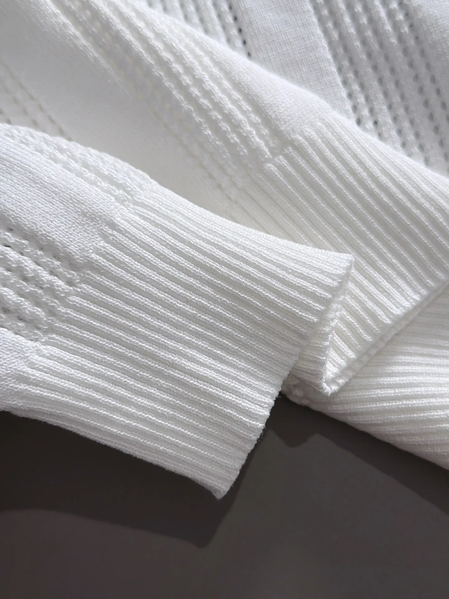 LP high quality Loro Piana 26ss New Arrival men's short-sleeved T-shirt. Made of combed cotton yarn knitted cotton fabric, no pressure when entering and exiting the counter. Exclusive control of raw materials. It feels substantial when weighed, and the upper body is more textured than ordinary T-shirts. This texture can handle the weather easily and is suitable for both hot and cold! Loose fit design, looks noble. The only correct version is available Size: M to 3XL